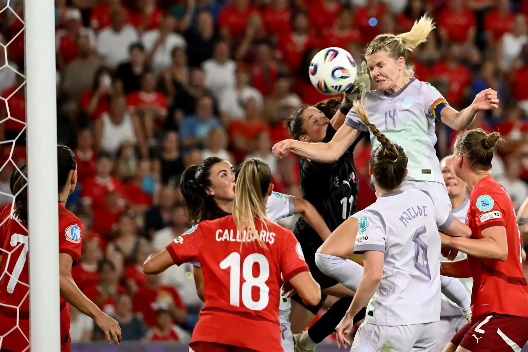 La delantera noruega  Ada Hegerberg , marca un gol durante el partido de fútbol del Grupo A de la Eurocopa Femenina de la UEFA 2025 entre Suiza y Noruega.  AFP