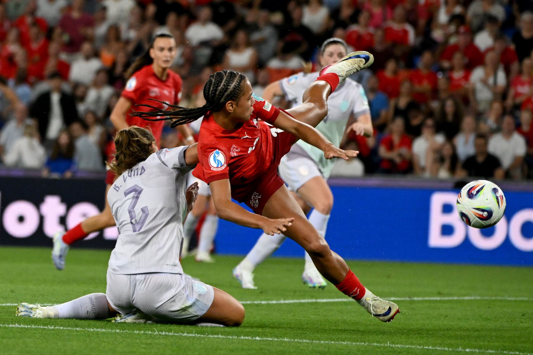 La defensora noruega  Marit Bratberg Lund y la centrocampista suiza  Smilla Vallotto luchan por el balón durante el partido de fútbol del Grupo A de la Eurocopa Femenina de la UEFA 2025 entre Suiza y Noruega. AFP