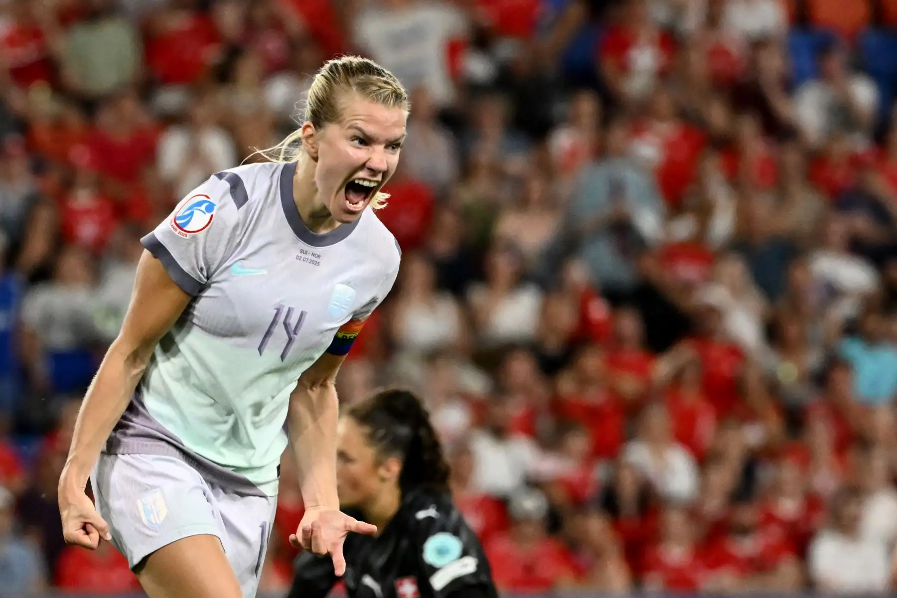 La delantera de Noruega, Ada Hegerberg, reacciona después de marcar el primer gol del equipo durante el partido de fútbol del Grupo A de la Eurocopa Femenina de la UEFA 2025 entre Suiza y Noruega. AFP