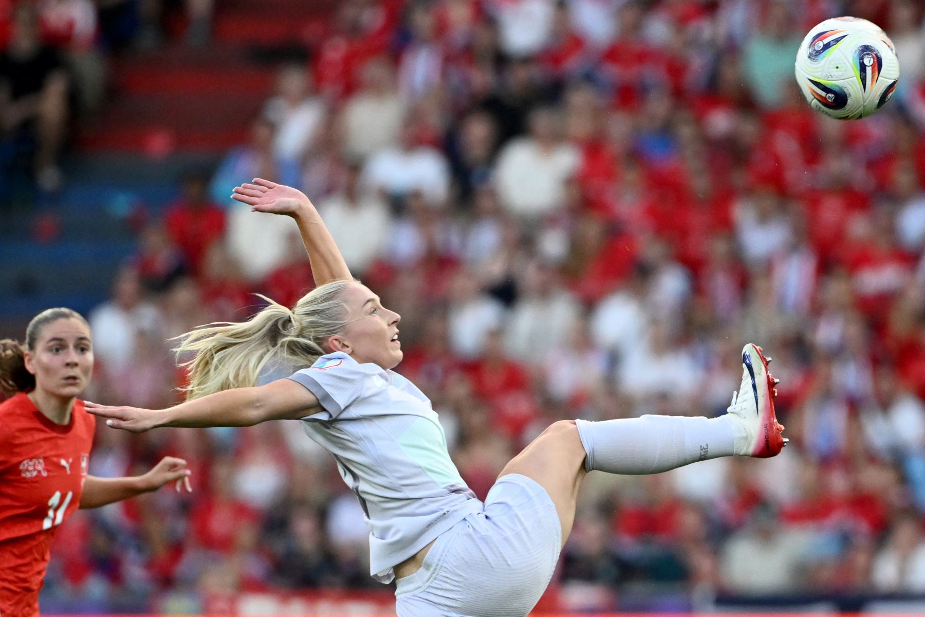 La centrocampista  de Noruega, Frida Maanum, observa el balón durante el partido de fútbol del Grupo A de la Eurocopa Femenina de la UEFA 2025 entre Suiza y Noruega. AFP