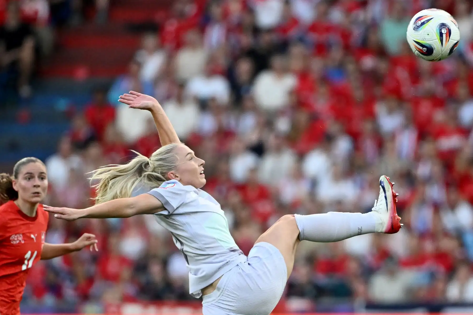 La centrocampista  de Noruega, Frida Maanum, observa el balón durante el partido de fútbol del Grupo A de la Eurocopa Femenina de la UEFA 2025 entre Suiza y Noruega. AFP