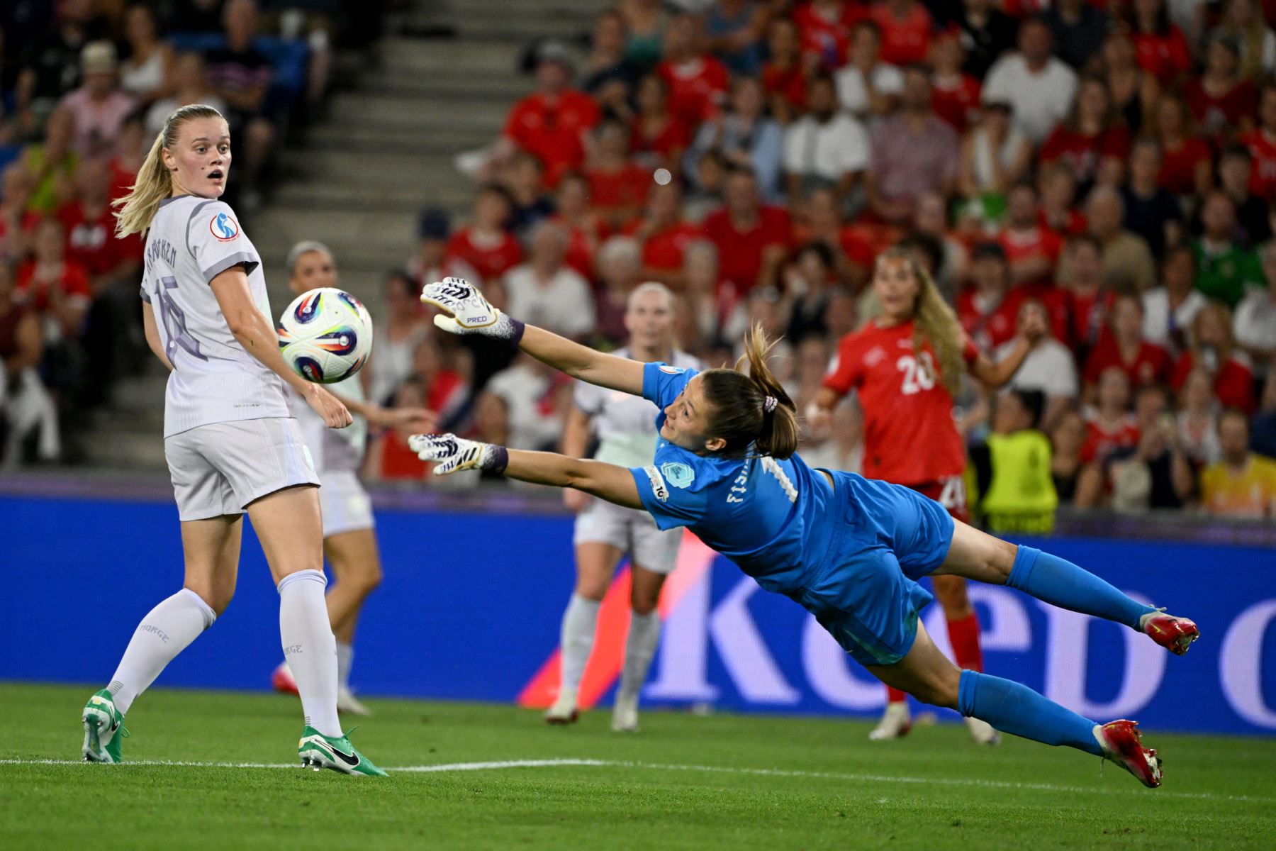 La defensora noruega  Mathilde Harviken mira mientras la guardameta suiza  Elvira Herzog salta por el balón durante el partido de fútbol del Grupo A de la Eurocopa Femenina de la UEFA 2025 entre Suiza y Noruega. AFP