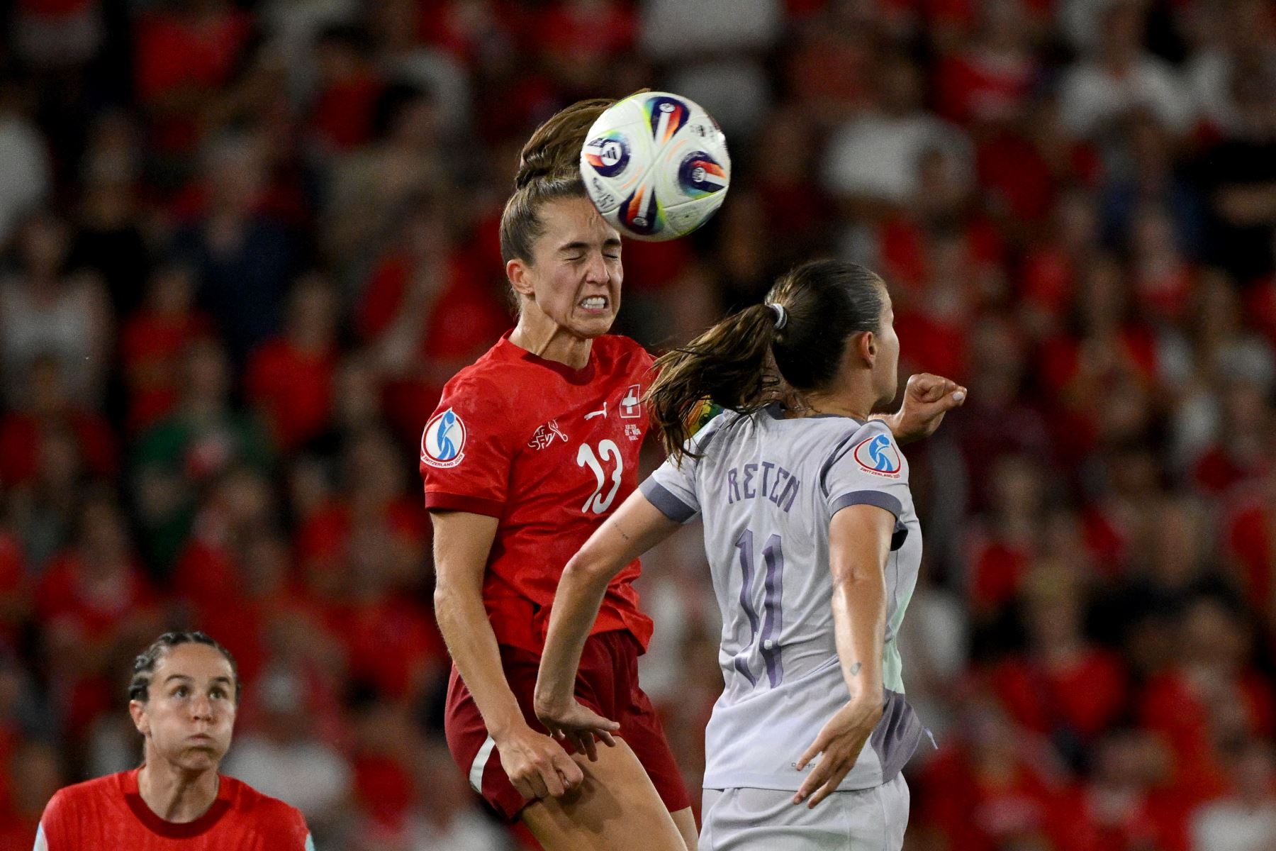 La centrocampista suiza, Lia Walti, cabecea el balón y supera a la centrocampista noruega  Guro Reiten, durante el partido de fútbol del Grupo A de la Eurocopa Femenina de la UEFA 2025 entre Suiza y Noruega. AFP