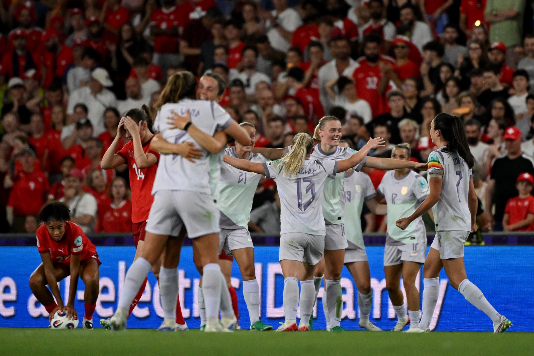 Las jugadoras de la selección de Noruega celebran tras vencer a Suiza por 2-1 en el partido de fútbol del Grupo A de la Eurocopa Femenina de la UEFA 2025 entre Suiza y Noruega. AFP