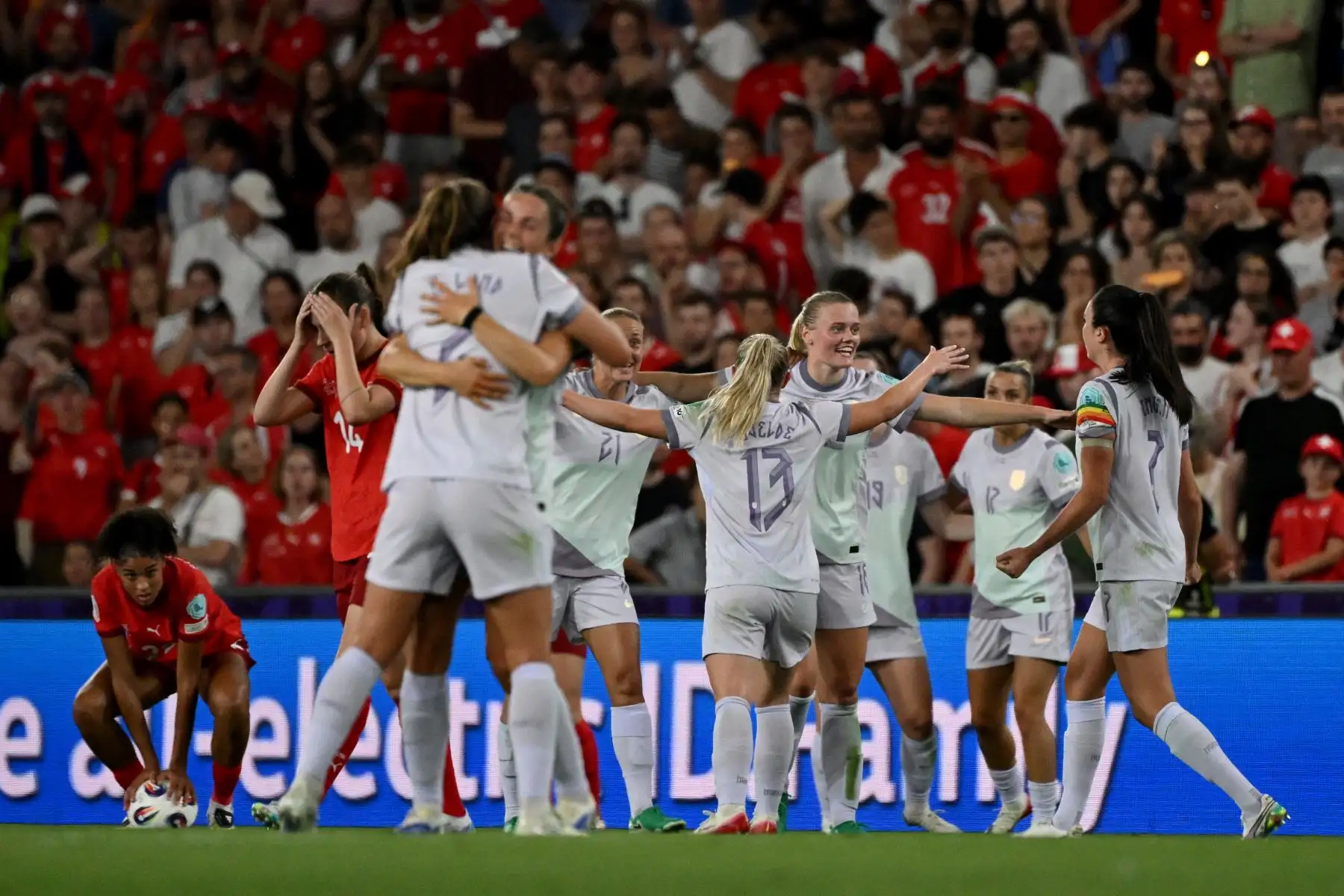Las jugadoras de la selección de Noruega celebran tras vencer a Suiza por 2-1 en el partido de fútbol del Grupo A de la Eurocopa Femenina de la UEFA 2025 entre Suiza y Noruega. AFP