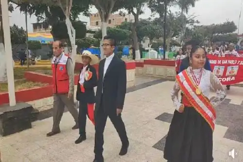 durante la festividad patronal en honor a los apóstoles San Pablo y San Pedro, el párroco sorprendió a todos bailando marinera y cumbia. Foto: Internet/Medios