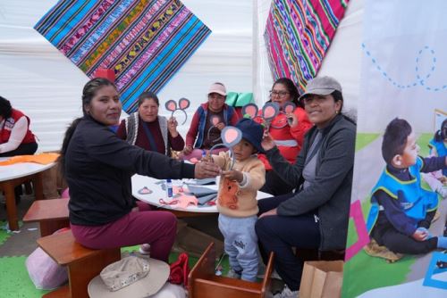 Cada familia participante recibió un kit con juguetes didácticos, para continuar el juego y el aprendizaje en sus hogares junto a sus hijos.