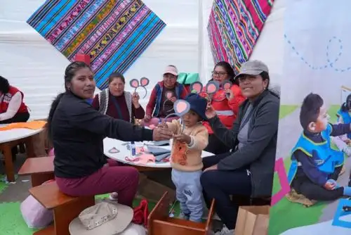 Cada familia participante recibió un kit con juguetes didácticos, para continuar el juego y el aprendizaje en sus hogares junto a sus hijos.