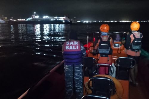 Fotografía cedida por la Agencia Nacional para Búsqueda y Rescate (Basarnas), de integrantes de los equipos de emergencia durante la búsqueda de al menos 61 personas desaparecidas tras el naufragio de un ferry este jueves, en el estrecho de Bali. Foto: EFE
