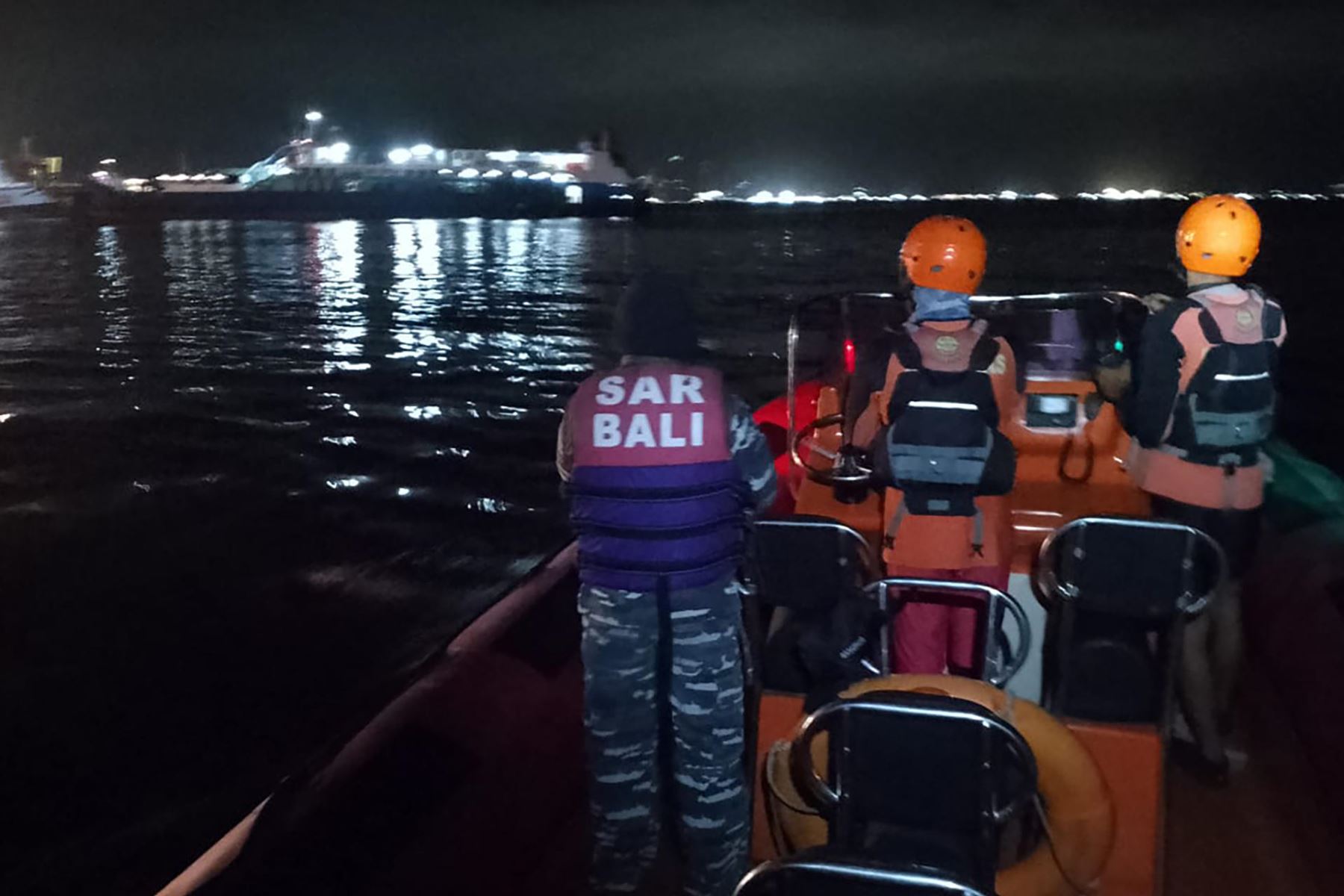 Fotografía cedida por la Agencia Nacional para Búsqueda y Rescate (Basarnas), de integrantes de los equipos de emergencia durante la búsqueda de al menos 61 personas desaparecidas tras el naufragio de un ferry este jueves, en el estrecho de Bali. Foto: EFE