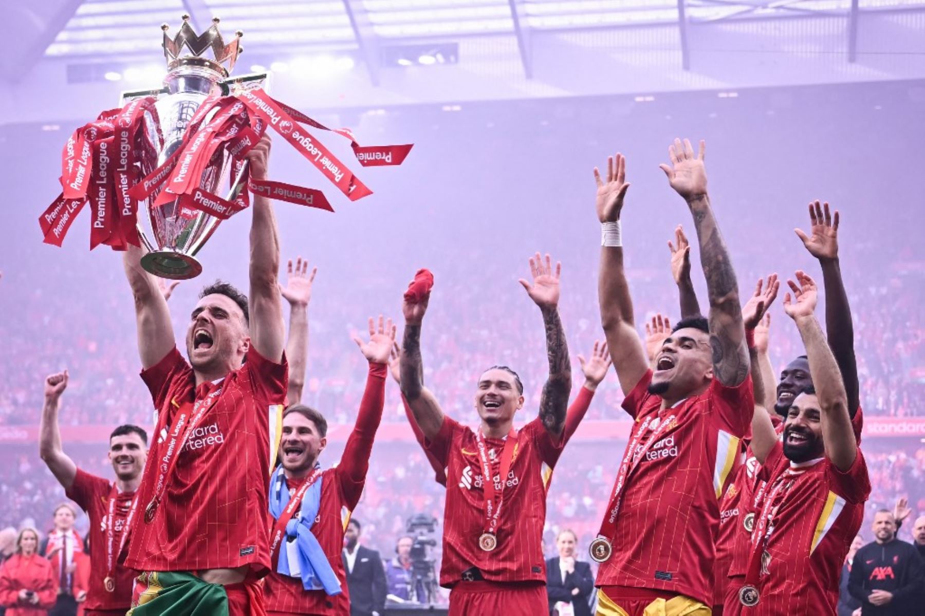 El delantero portugués del Liverpool, Diogo Jota, número 20, levanta el trofeo de la Premier League al final del partido de la Premier League inglesa entre el Liverpool y el Crystal Palace en Anfield, Liverpool, noroeste de Inglaterra, el 25 de mayo de 2025. Foto: AFP