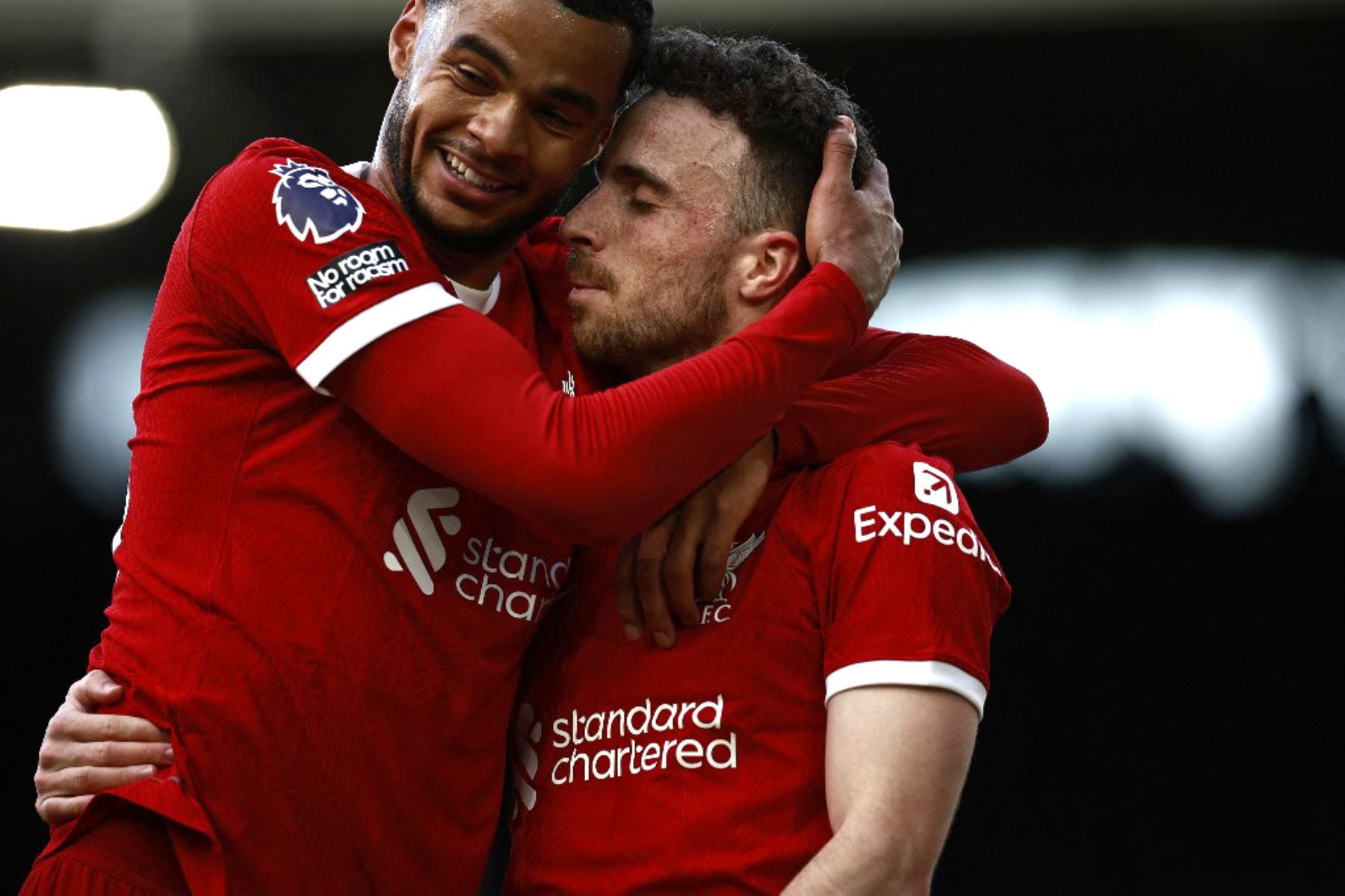 El delantero portugués del Liverpool, Diogo Jota, celebra el tercer gol de su equipo durante el partido de la Premier League inglesa entre el Fulham y el Liverpool en Craven Cottage, Londres, el 21 de abril de 2024. Foto: AFP