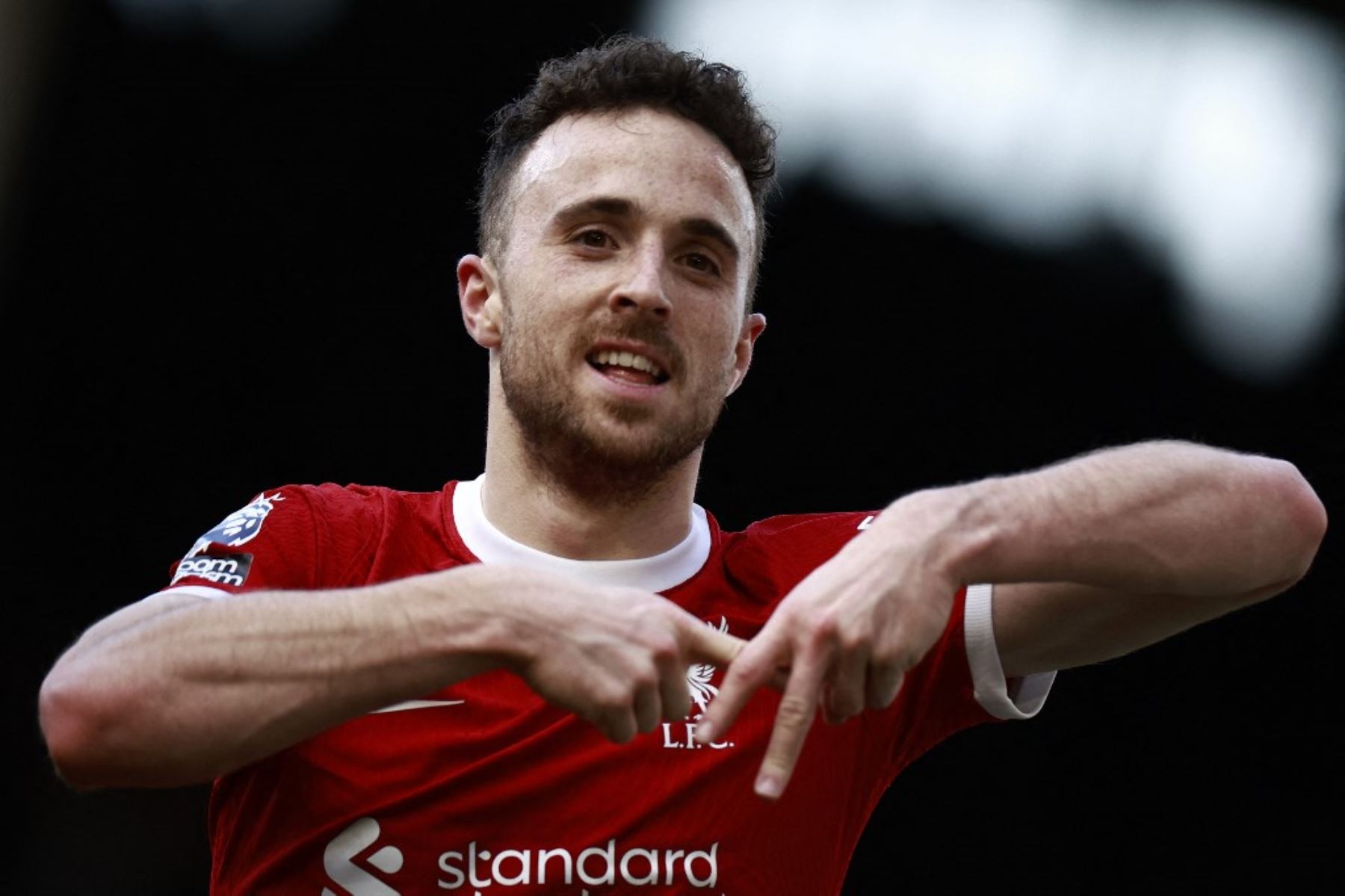 El delantero portugués del Liverpool, Diogo Jota, celebra el tercer gol de su equipo durante el partido de la Premier League inglesa entre el Fulham y el Liverpool en Craven Cottage, Londres, el 21 de abril de 2024. Foto: AFP