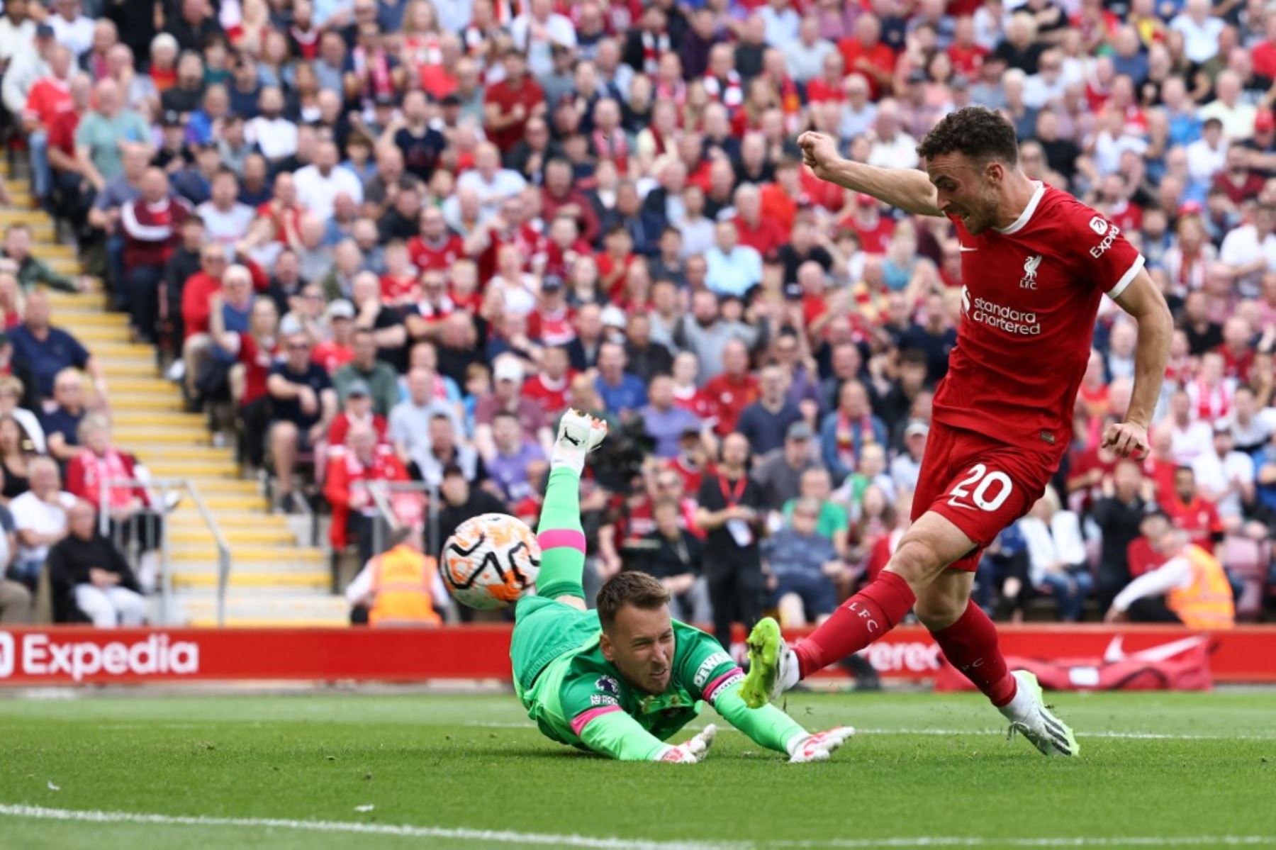 El delantero portugués del Liverpool, Diogo Jota, marca su gol durante el partido de la Premier League inglesa entre Liverpool y Nottingham Forest en Anfield en Liverpool, noroeste de Inglaterra, el 22 de abril de 2023. Foto: AFP