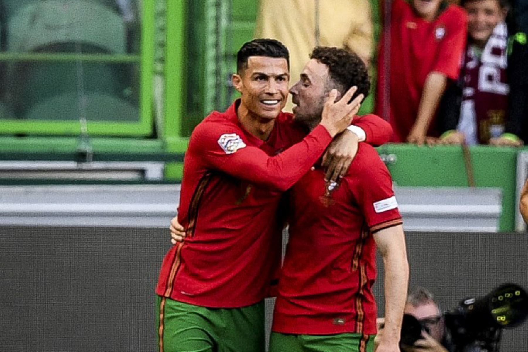 El delantero portugués Cristiano Ronaldo celebra con el delantero portugués Diogo Jota tras marcar un gol durante el partido de fútbol del grupo 2 de la Liga de las Naciones de la UEFA entre Portugal y Suiza en el estadio José Alvalade de Lisboa el 5 de junio de 2025. Foto: AFP