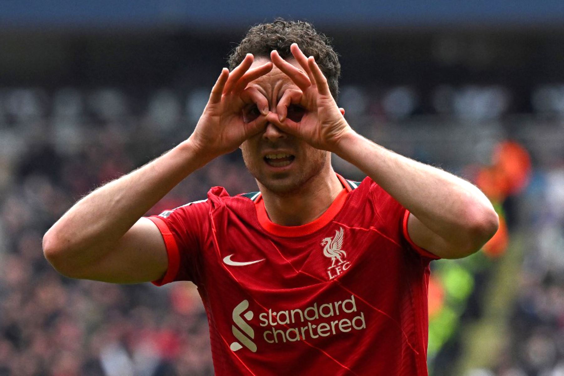 El delantero portugués del Liverpool, Diogo Jota, celebra tras marcar el gol del empate durante el partido de la Premier League inglesa entre el Manchester City y el Liverpool en el Etihad Stadium en Manchester, noroeste de Inglaterra, el 10 de abril de 2022. Foto: AFP