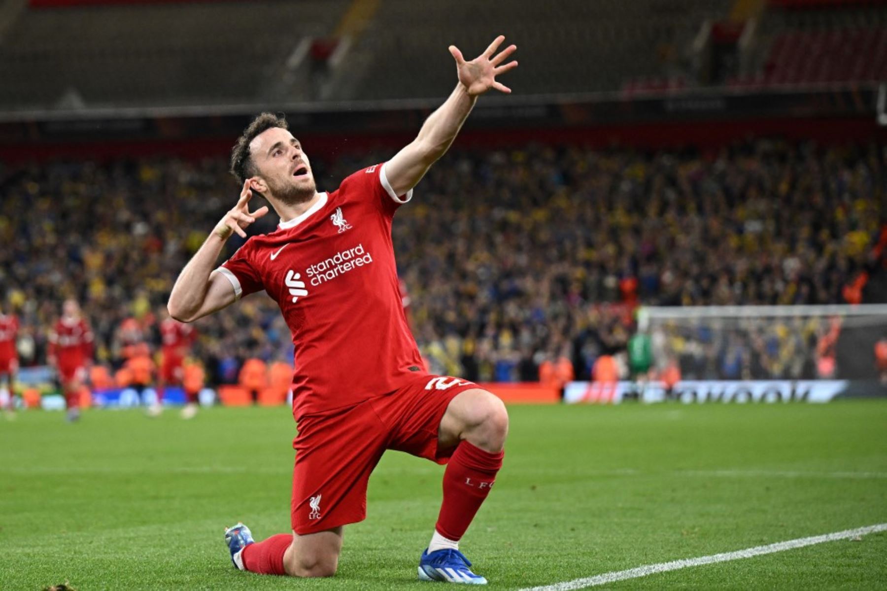 El delantero portugués del Liverpool, Diogo Jota, número 20, celebra tras anotar el segundo gol durante el partido de fútbol del grupo E de la UEFA Europa League entre el Liverpool y el Royale Union Saint-Gilloise en Anfield, Liverpool, noroeste de Inglaterra, el 5 de octubre de 2023. El delantero del Liverpool, Diogo Jota, falleció junto con su hermano la madrugada del 3 de julio de 2025. Foto: AFP