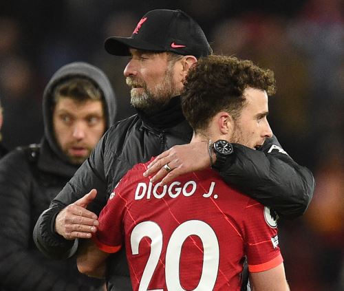 Jürgen Klopp y Diogo Jota se abrazan cuando ambos coincidieron en el Liverpool