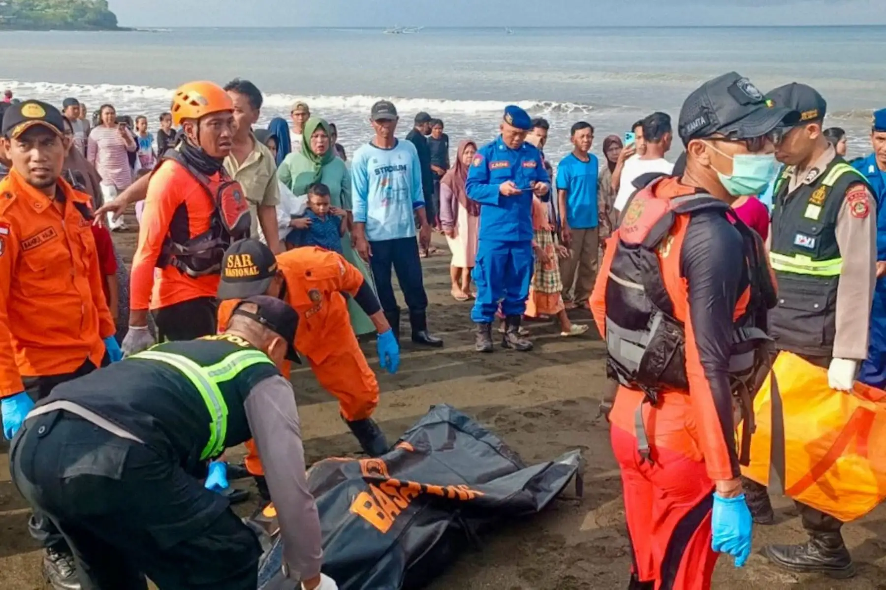 Equipo de rescate traslada el cuerpo de una víctima, que fue rescatado previamente por pescadores locales tras el naufragio de un ferry rumbo a la isla turística de Bali, en Banyuwangi, Java Oriental. Foto: AFP