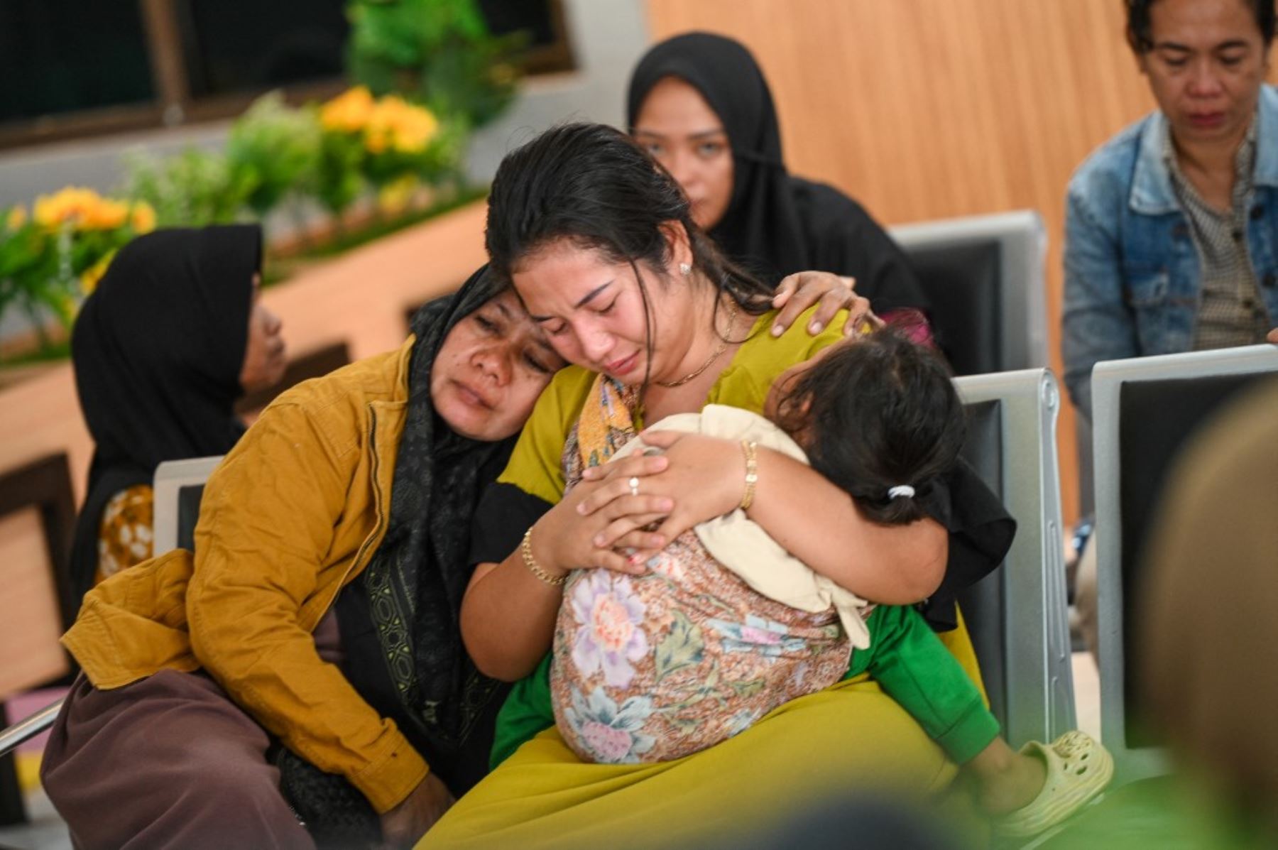 Familiares y parientes esperan información sobre la operación de búsqueda de al menos 61 personas que estaban desaparecidas después de que un ferry se hundiera frente a la popular isla turística indonesia de Bali, en el puerto de Ketapang en Banyuwangi, Java Oriental. Foto: AFP