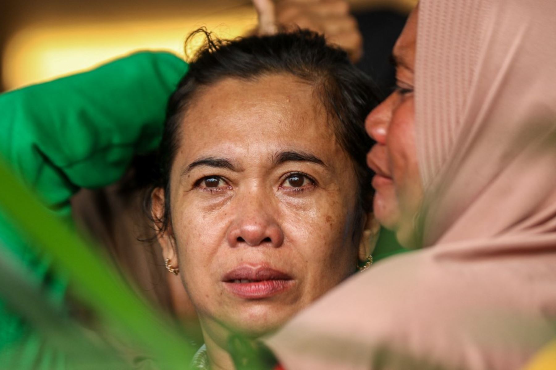 Familiares y parientes esperan información sobre la operación de búsqueda de al menos 61 personas que estaban desaparecidas después de que un ferry se hundiera frente a la popular isla turística indonesia de Bali, en el puerto de Ketapang en Banyuwangi, Java Oriental. Foto: AFP