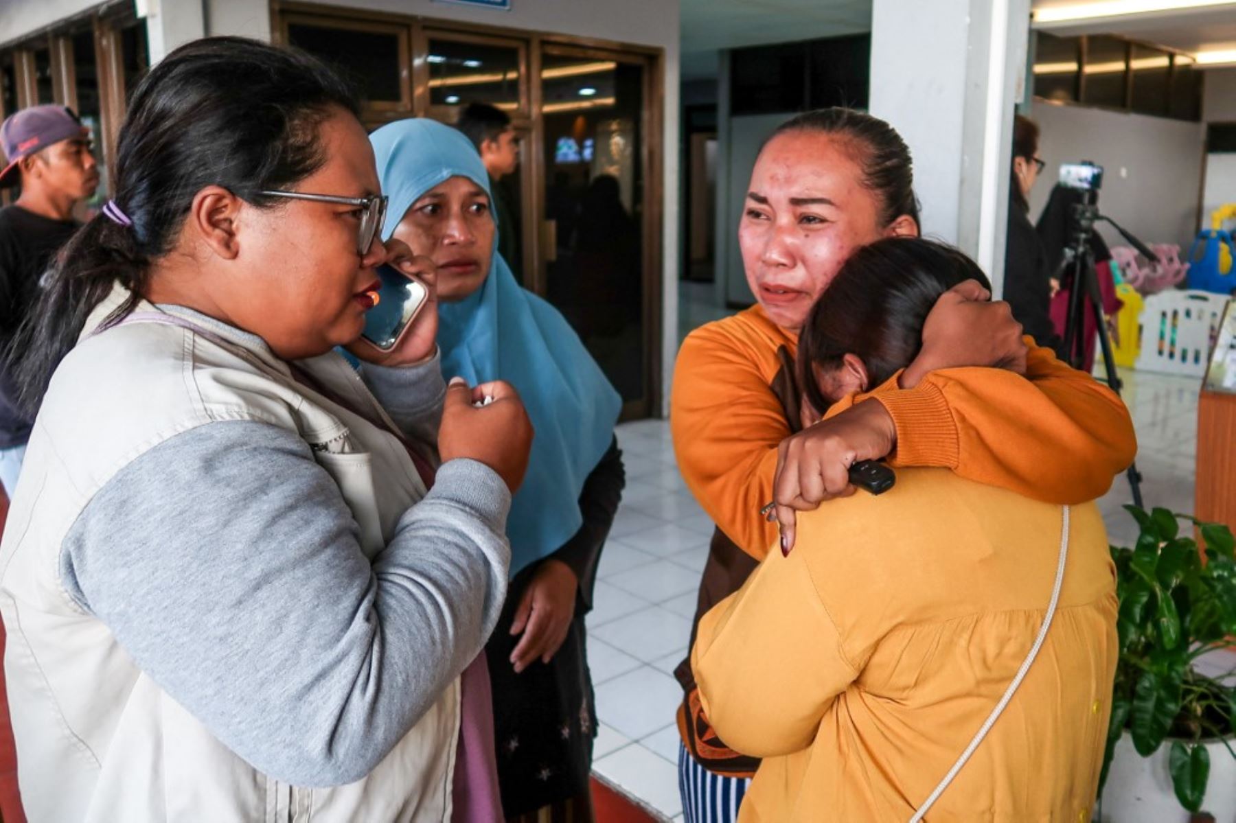 Familiares y parientes esperan información sobre la operación de búsqueda de al menos 61 personas que estaban desaparecidas después de que un ferry se hundiera frente a la popular isla turística indonesia de Bali, en el puerto de Ketapang en Banyuwangi, Java Oriental. Foto: AFP