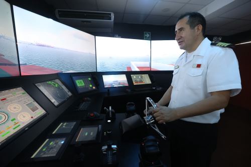 El nuevo simulador de navegación Wärtsilä tiene un conjunto de pantallas que cubren un espacio inmersivo de 270º. Foto: ANDINA/Juan Carlos Guzmán