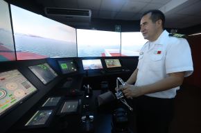 El nuevo simulador de navegación Wärtsilä tiene un conjunto de pantallas que cubren un espacio inmersivo de 270º. Foto: ANDINA/Juan Carlos Guzmán