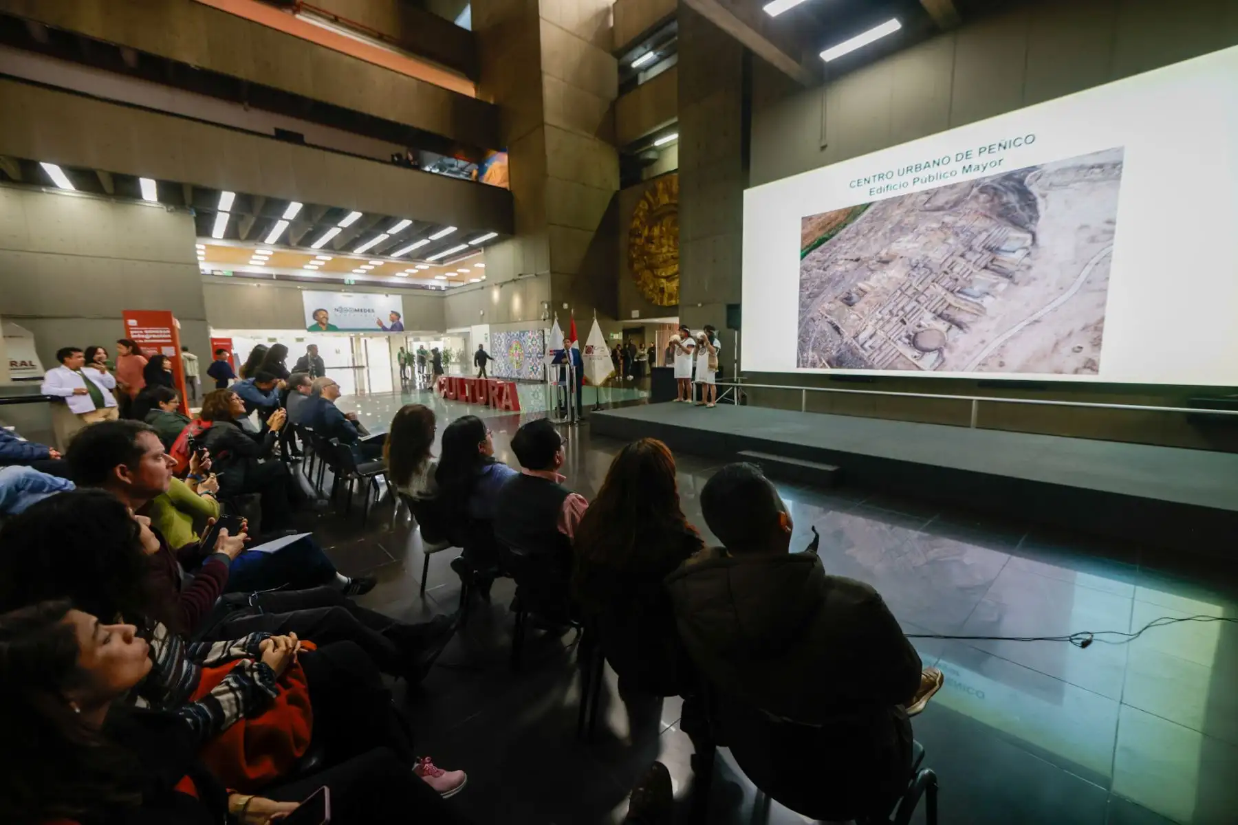 El Ministerio de Cultura presentó los avances en la investigación arqueológica de Peñico, antigua Ciudad de Integración de la Civilización Caral. La doctora Ruth Shady expuso los hallazgos más relevantes, como el “Salón de los Pututus”, un espacio ceremonial que integró a pueblos de la costa, sierra y selva. También se anunciaron los trabajos de conservación en el sitio y se invitó al evento cultural “Peñico Raymi 2025”. Foto: ANDINA/Luis Iparraguirre