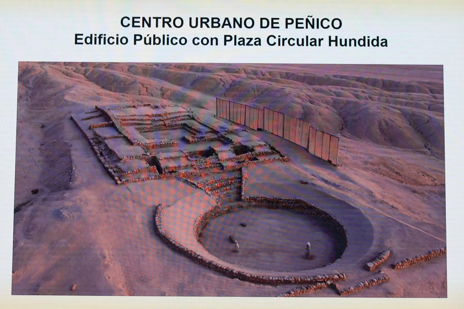 El Ministerio de Cultura presentó los avances en la investigación arqueológica de Peñico, antigua Ciudad de Integración de la Civilización Caral. La doctora Ruth Shady expuso los hallazgos más relevantes, como el “Salón de los Pututus”, un espacio ceremonial que integró a pueblos de la costa, sierra y selva. También se anunciaron los trabajos de conservación en el sitio y se invitó al evento cultural “Peñico Raymi 2025”. Foto: ANDINA/Luis Iparraguirre