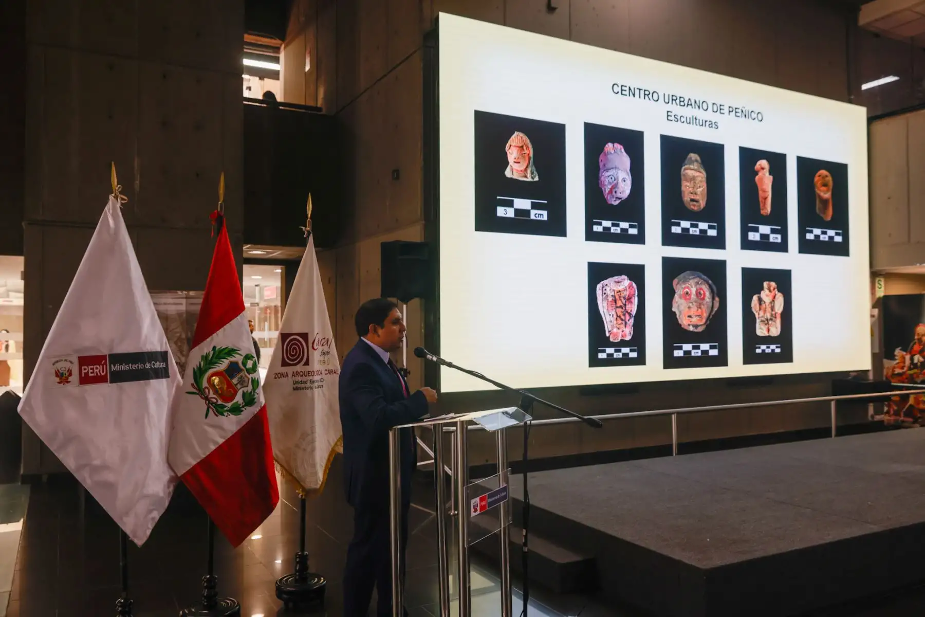 El Ministerio de Cultura presentó los avances en la investigación arqueológica de Peñico, antigua Ciudad de Integración de la Civilización Caral. La doctora Ruth Shady expuso los hallazgos más relevantes, como el “Salón de los Pututus”, un espacio ceremonial que integró a pueblos de la costa, sierra y selva. También se anunciaron los trabajos de conservación en el sitio y se invitó al evento cultural “Peñico Raymi 2025”. Foto: ANDINA/Luis Iparraguirre