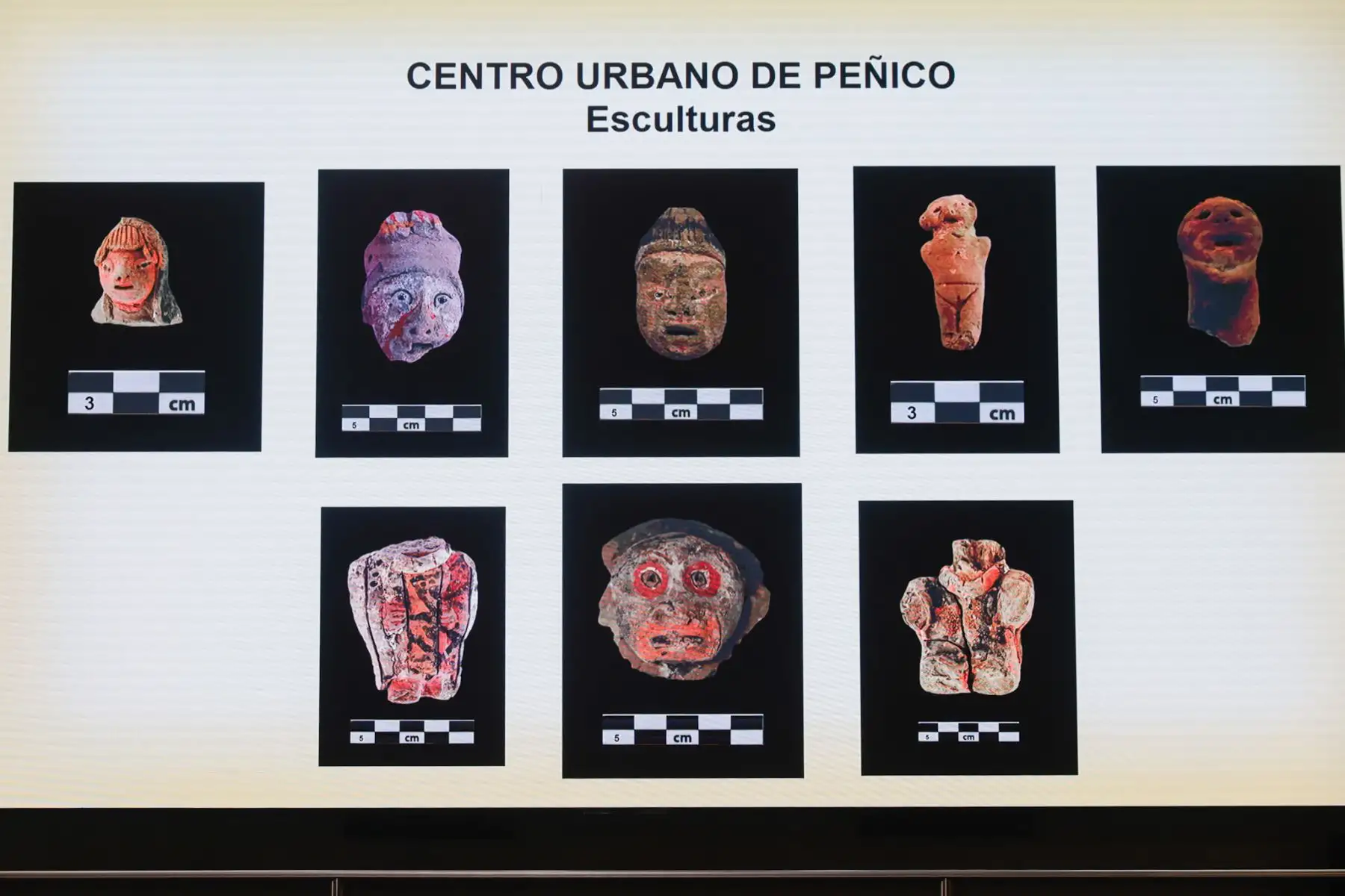 El Ministerio de Cultura presentó los avances en la investigación arqueológica de Peñico, antigua Ciudad de Integración de la Civilización Caral. La doctora Ruth Shady expuso los hallazgos más relevantes, como el “Salón de los Pututus”, un espacio ceremonial que integró a pueblos de la costa, sierra y selva. También se anunciaron los trabajos de conservación en el sitio y se invitó al evento cultural “Peñico Raymi 2025”. Foto: ANDINA/Luis Iparraguirre