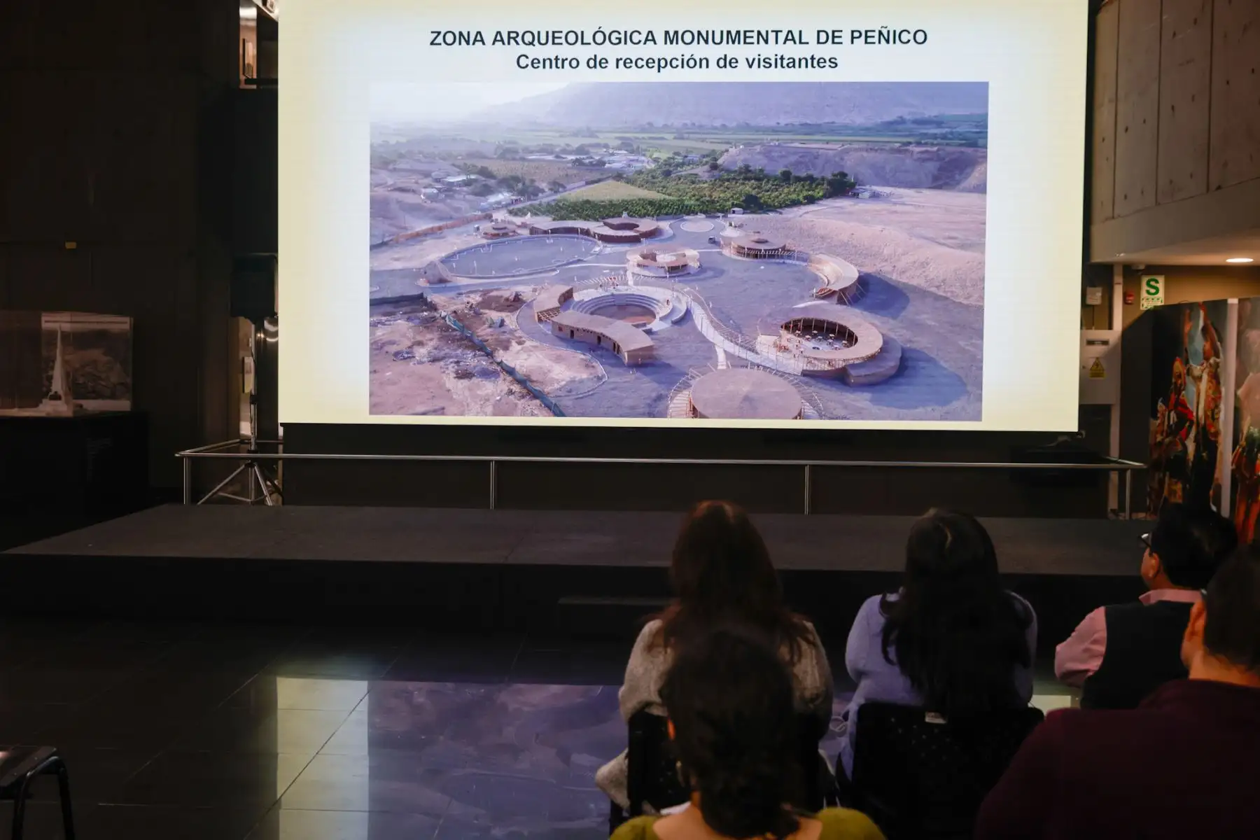 El Ministerio de Cultura presentó los avances en la investigación arqueológica de Peñico, antigua Ciudad de Integración de la Civilización Caral. La doctora Ruth Shady expuso los hallazgos más relevantes, como el “Salón de los Pututus”, un espacio ceremonial que integró a pueblos de la costa, sierra y selva. También se anunciaron los trabajos de conservación en el sitio y se invitó al evento cultural “Peñico Raymi 2025”. Foto: ANDINA/Luis Iparraguirre