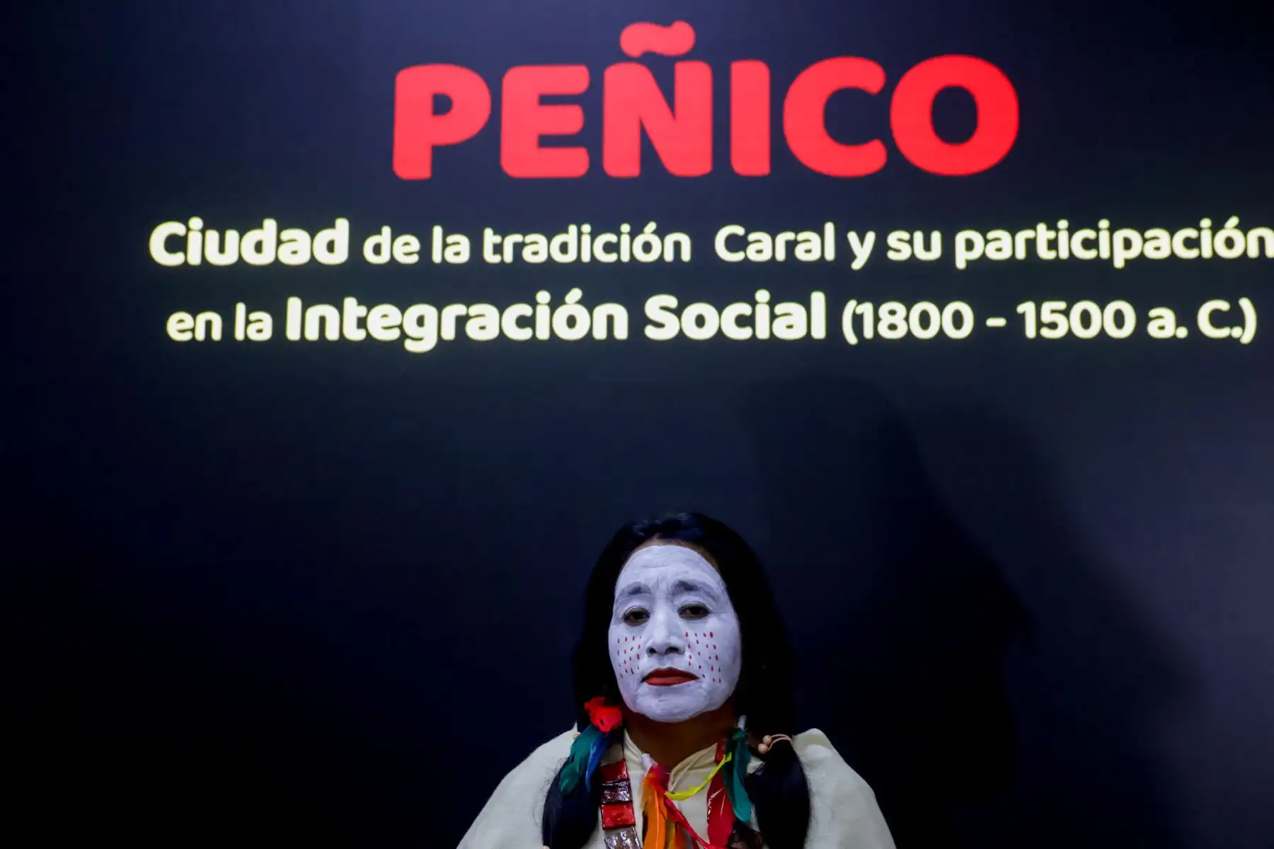 El Ministerio de Cultura presentó los avances en la investigación arqueológica de Peñico, antigua Ciudad de Integración de la Civilización Caral. La doctora Ruth Shady expuso los hallazgos más relevantes, como el “Salón de los Pututus”, un espacio ceremonial que integró a pueblos de la costa, sierra y selva. También se anunciaron los trabajos de conservación en el sitio y se invitó al evento cultural “Peñico Raymi 2025”. Foto: ANDINA/Luis Iparraguirre