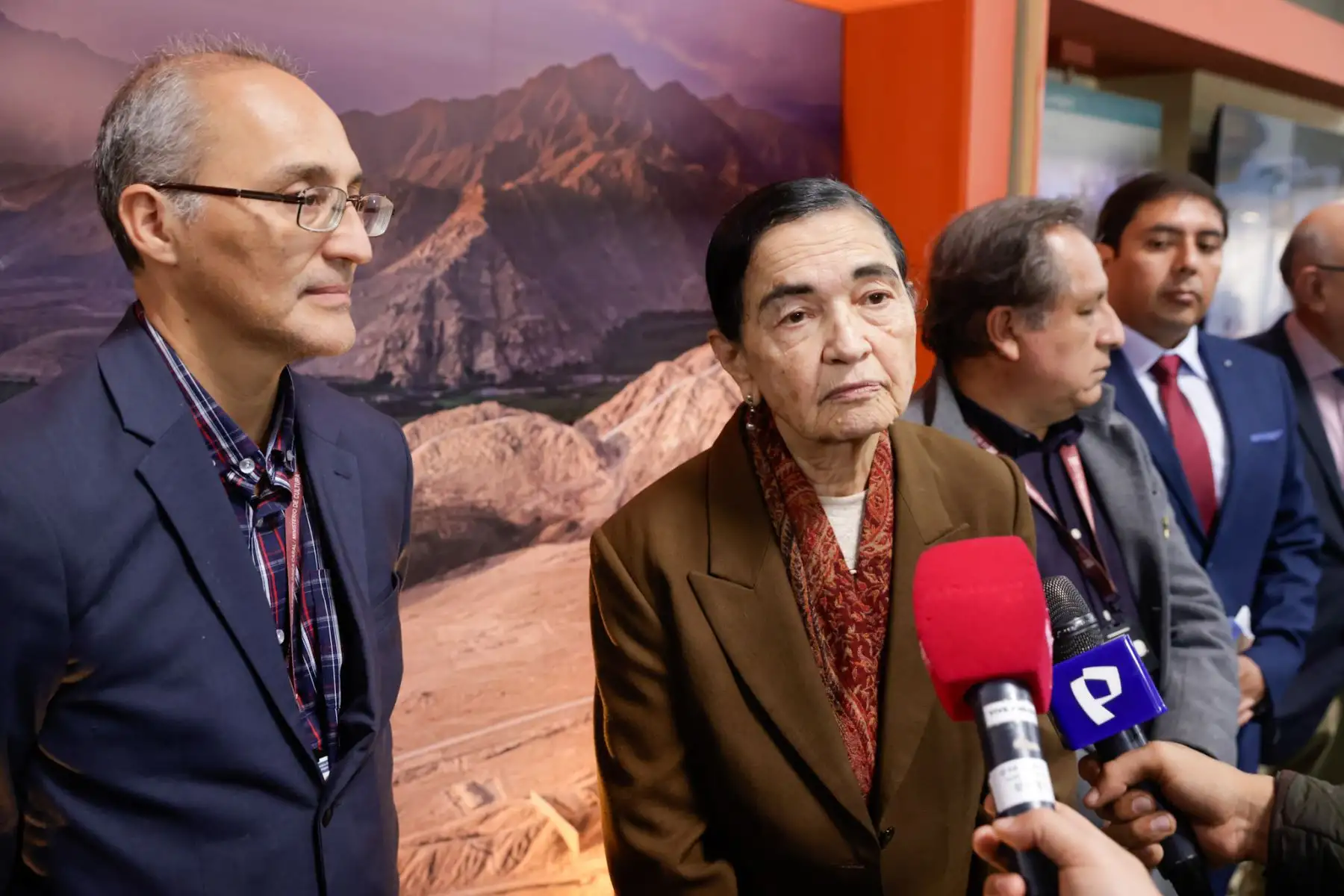 El Ministerio de Cultura presentó los avances en la investigación arqueológica de Peñico, antigua Ciudad de Integración de la Civilización Caral. La doctora Ruth Shady expuso los hallazgos más relevantes, como el “Salón de los Pututus”, un espacio ceremonial que integró a pueblos de la costa, sierra y selva. También se anunciaron los trabajos de conservación en el sitio y se invitó al evento cultural “Peñico Raymi 2025”. Foto: ANDINA/Luis Iparraguirre