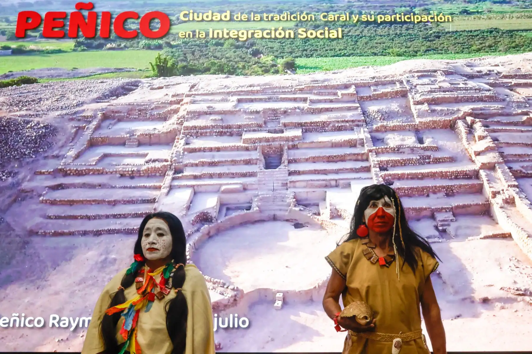 El Ministerio de Cultura presentó los avances en la investigación arqueológica de Peñico, antigua Ciudad de Integración de la Civilización Caral. La doctora Ruth Shady expuso los hallazgos más relevantes, como el “Salón de los Pututus”, un espacio ceremonial que integró a pueblos de la costa, sierra y selva. También se anunciaron los trabajos de conservación en el sitio y se invitó al evento cultural “Peñico Raymi 2025”. Foto: ANDINA/Luis Iparraguirre