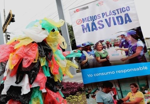 La ley que regula el uso de plástico de un solo uso permitió reducir consumo de bolsas de plástico en Perú; sin embargo, todavía es alta la cifra de consumo de este tipo de envases, cerca de 3,000 millones de bolsas al año, reveló el Minam, ANDINA/Difusión