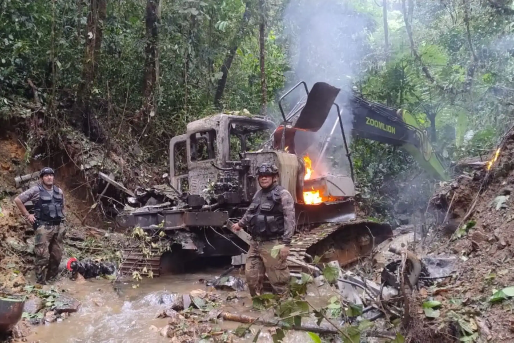 Efectivos de la PNP y Fuerzas Armadas ingresan a la Quebrada Sawintza, zona de operaciones ilegales. Foto: Difusión