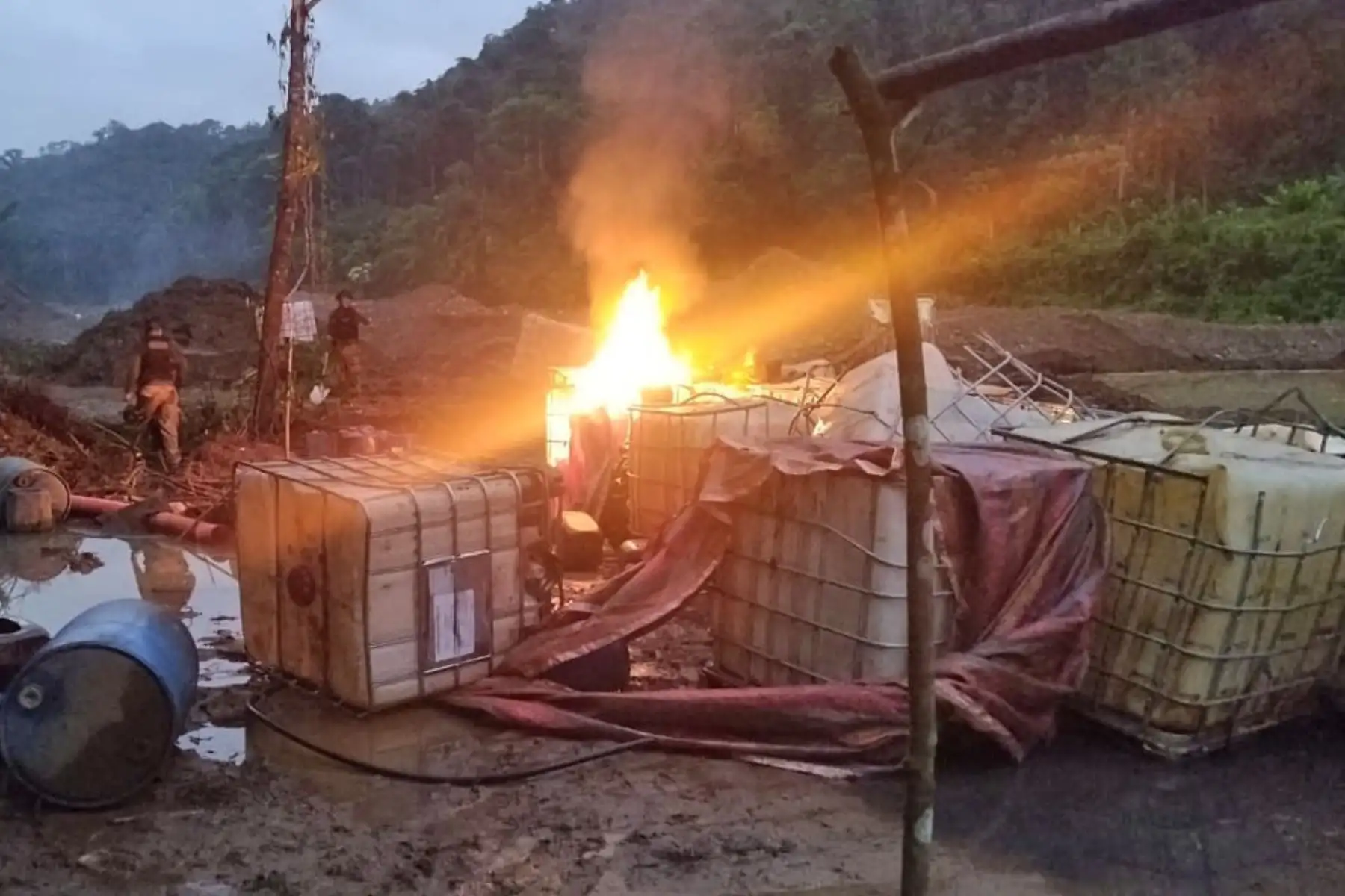 Más de 25,000 galones de diésel y toneladas de insumos fueron hallados en el lugar. Foto: Difusión