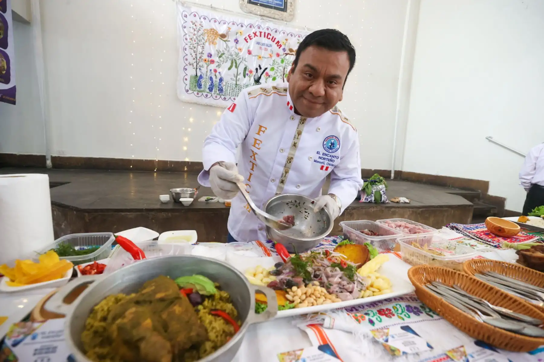Monsefú lanzó oficialmente el FEXTICUM 2025, la feria de exposiciones típico culturales más representativa del norte del país. Este tradicional evento reúne lo mejor del arte, la gastronomía, la música y las costumbres locales. En esta edición, incluye importantes novedades como parte de “La Ruta del Papa”, iniciativa que rescata el legado cultural y espiritual dejado por la visita de San Juan Pablo II a la región. Foto:ANDINA / Juan Carlos Guzmán Negrini