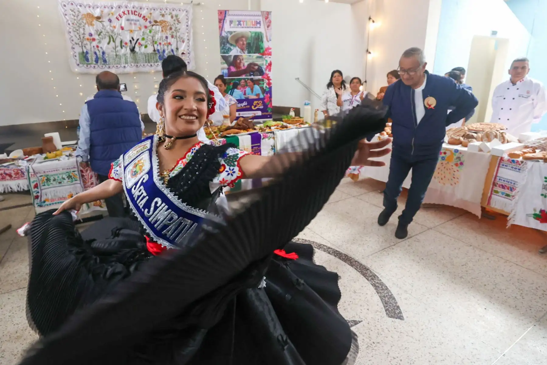 Monsefú lanzó oficialmente el FEXTICUM 2025, la feria de exposiciones típico culturales más representativa del norte del país. Este tradicional evento reúne lo mejor del arte, la gastronomía, la música y las costumbres locales. En esta edición, incluye importantes novedades como parte de “La Ruta del Papa”, iniciativa que rescata el legado cultural y espiritual dejado por la visita de San Juan Pablo II a la región. Foto:ANDINA / Juan Carlos Guzmán Negrini