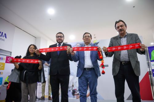 El alcalde de La Victoria, Rubén Cano, y el titular de PromPerú, Ricardo Limo, sellaron una alianza para potenciar la proyección internacional de los emprendedores de Gamarra. Foto: ANDINA/Difusión