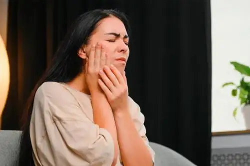 Despertar con la mandíbula adolorida o el cuello tenso puede ser señal de bruxismo, un hábito involuntario que afecta tu salud y calidad de vida. Foto: ANDINA/Difusión