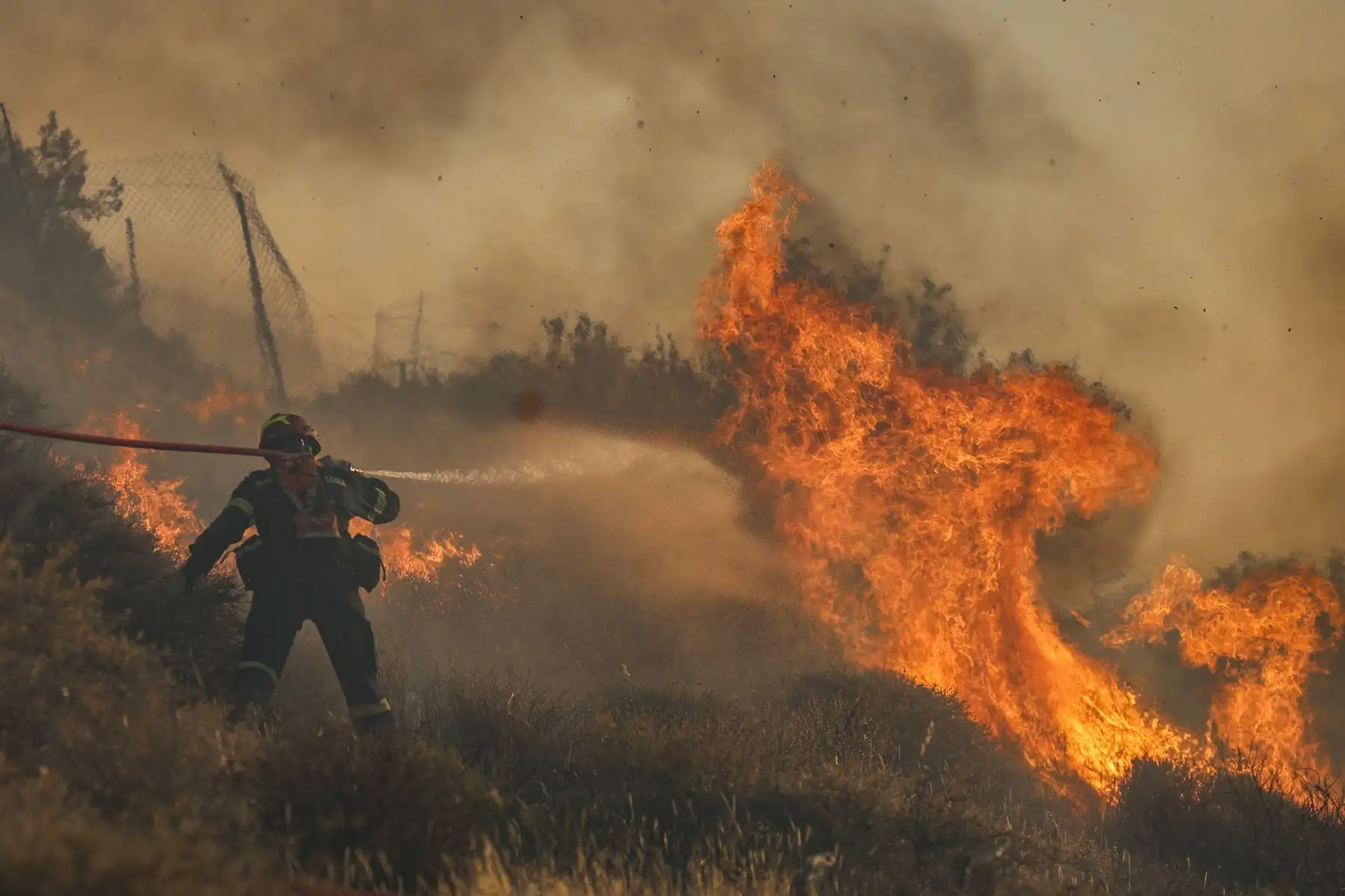 Los bomberos luchan contra un incendio forestal que estalló en Ierapetra, en la isla de Creta, al sur de Grecia. AFP