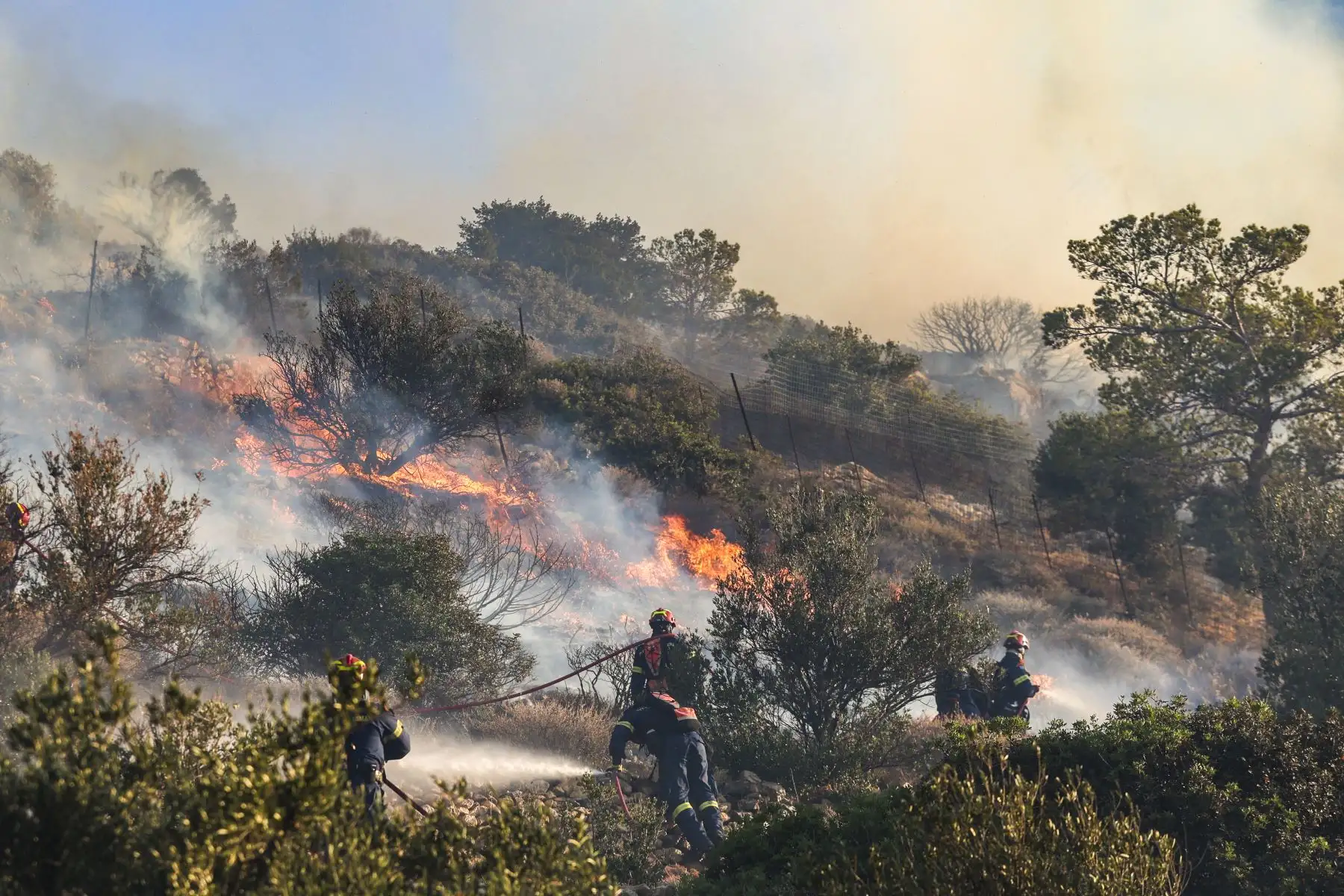 Un incendio forestal avivado por vientos huracanados en la isla turística griega de Creta provocó la evacuación de lugareños y turistas, dijeron las autoridades. AFP