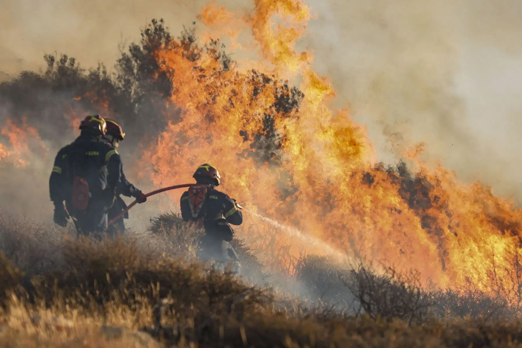 Los bomberos luchan contra un incendio forestal que estalló en Ierapetra, en la isla de Creta, al sur de Grecia. AFP