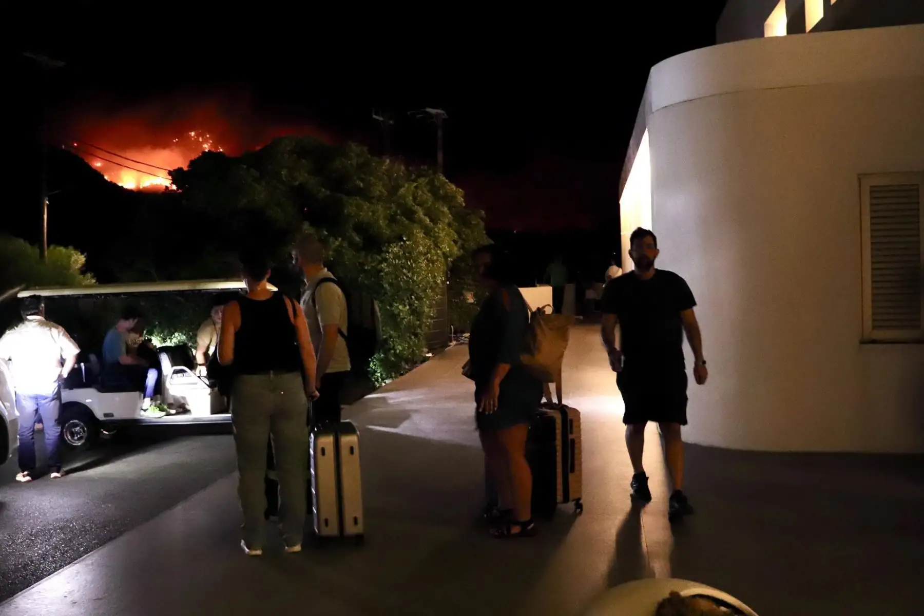 Turistas evacuan un hotel durante un incendio forestal en Ierapetra, Creta, Grecia. AFP