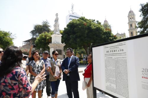 Portadas históricas y páginas centrales destacadas del diario "El Peruano" se lucen en la exposición itinerante por su bicentenario. Foto: ANDINA/Daniel Bracamonte