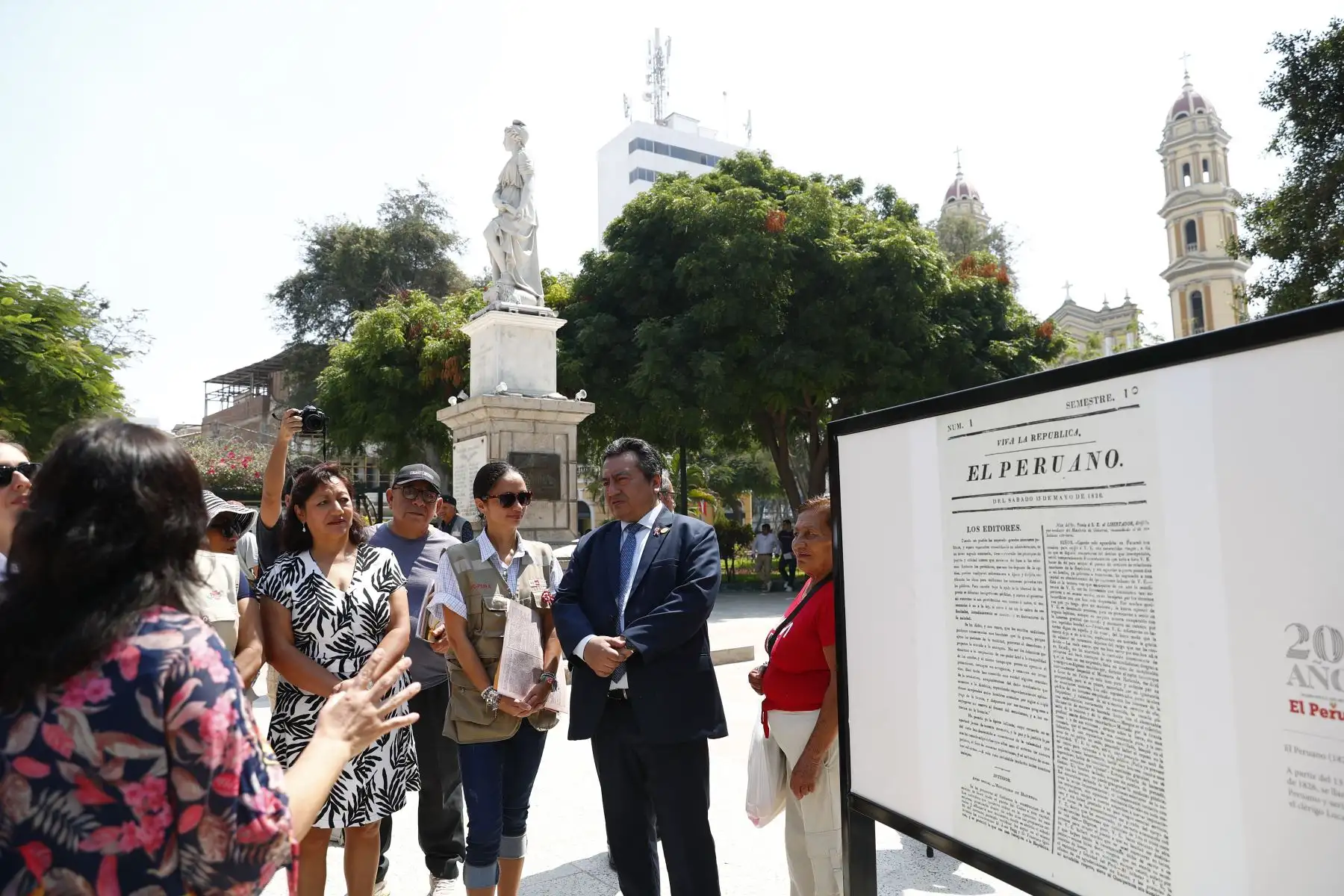 Desde la plaza de Armas de Piura, en un caluroso día, se inauguró la exposición itinerante de portadas históricas y páginas centrales destacadas del Diario El Peruano, en el marco de las celebraciones por su Bicentenario. Foto: ANDINA/Daniel Bracamonte