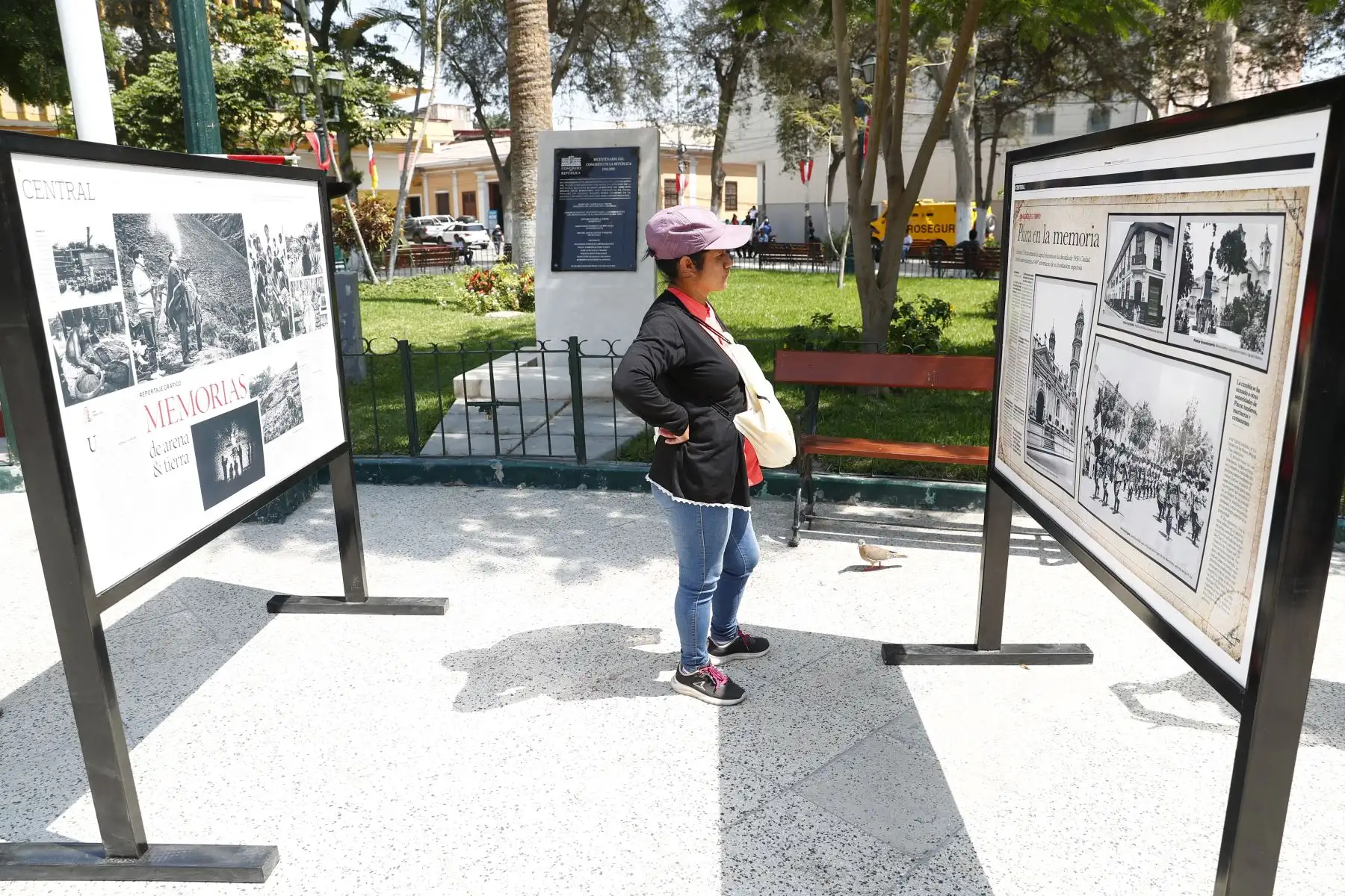 Desde la plaza de Armas de Piura, en un caluroso día, se inauguró la exposición itinerante de portadas históricas y páginas centrales destacadas del Diario El Peruano, en el marco de las celebraciones por su Bicentenario. Foto: ANDINA/Daniel Bracamonte